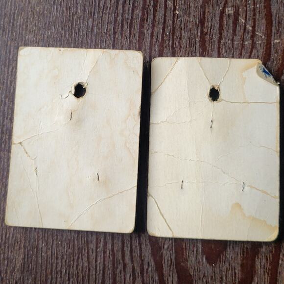 Vintage Elegant Buttons 2 Cards (4 buttons total) White w/ Blue Spiral, 10-12mm - Picture 2 of 4